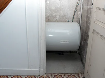 Chauffe-eau horizontal Atlantic dans un recoin avec un mur en béton brut à Cormeilles-en-Parisis dans le Val d'Oise 95
