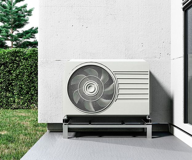 Unité de pompe à chaleur blanche sur support métallique à côté d'une haie et d'une fenêtre à Cormeilles-en-Parisis dans le Val-d’Oise 95
