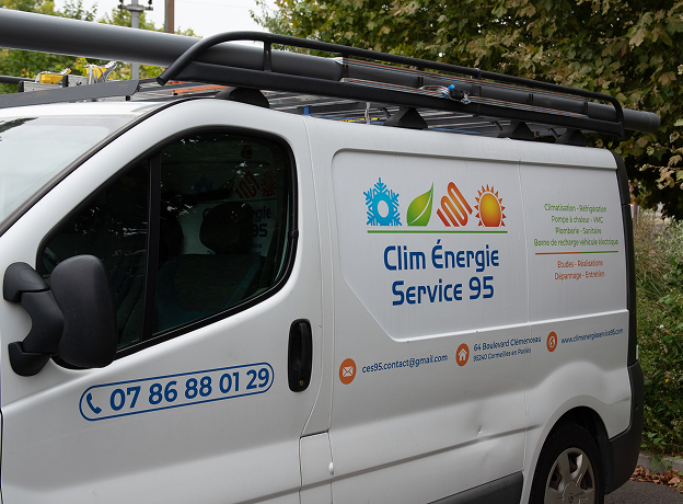Camionnette blanche Clim Énergie Service 95 avec logo et informations de contact à Cormeilles-en-Parisis dans le Val-d’Oise 95